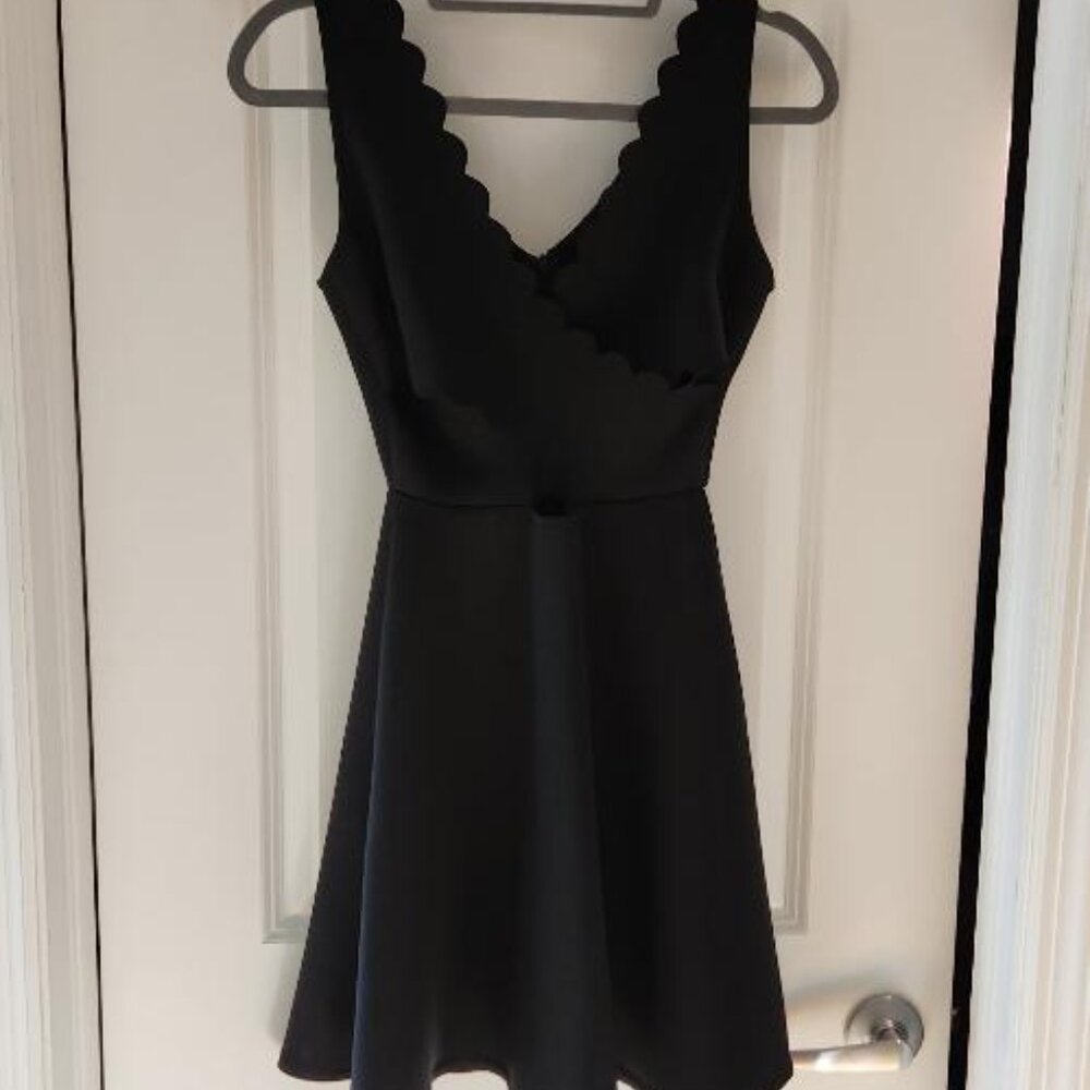 Aqua Black Scalloped V-neck Mini Dress XS